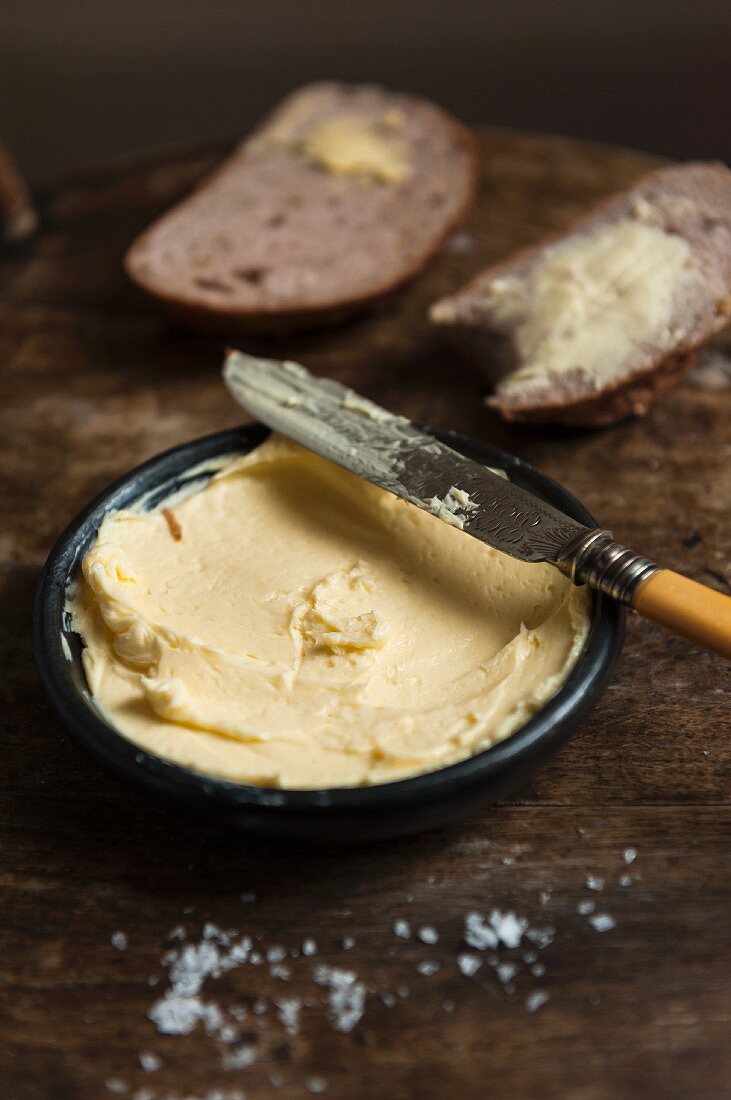 Selbstgemachte Butter und zwei Brotscheiben