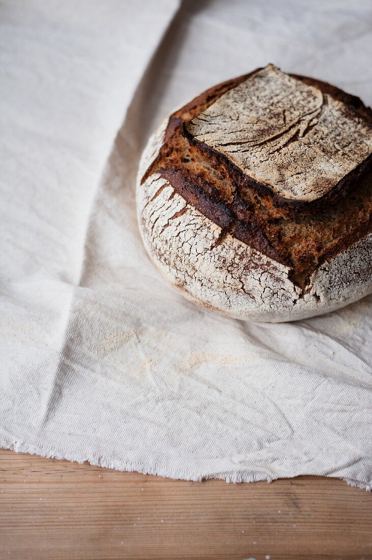 Selbstgemachtes Sauerteigbrot auf Leinentuch