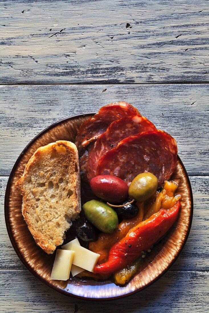 Antipasto misto (mixed starters with toasted bread, Italy)