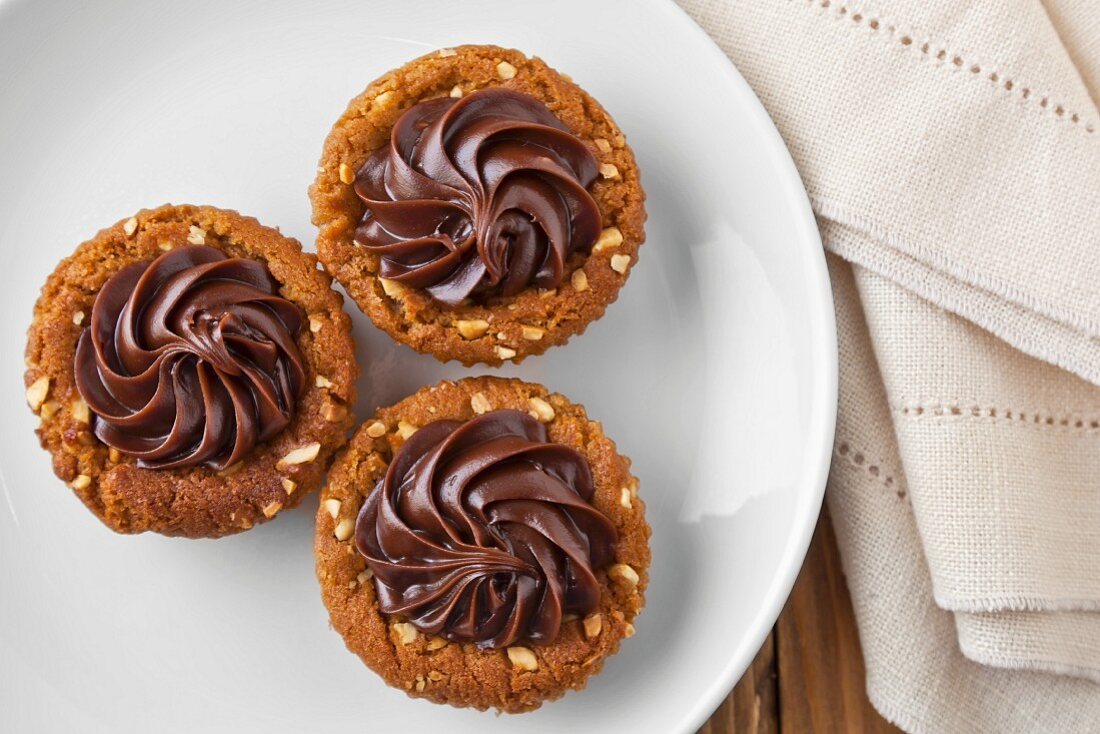 Drei Erdnussbutter-Nuss-Cookies mit Schokoladencreme