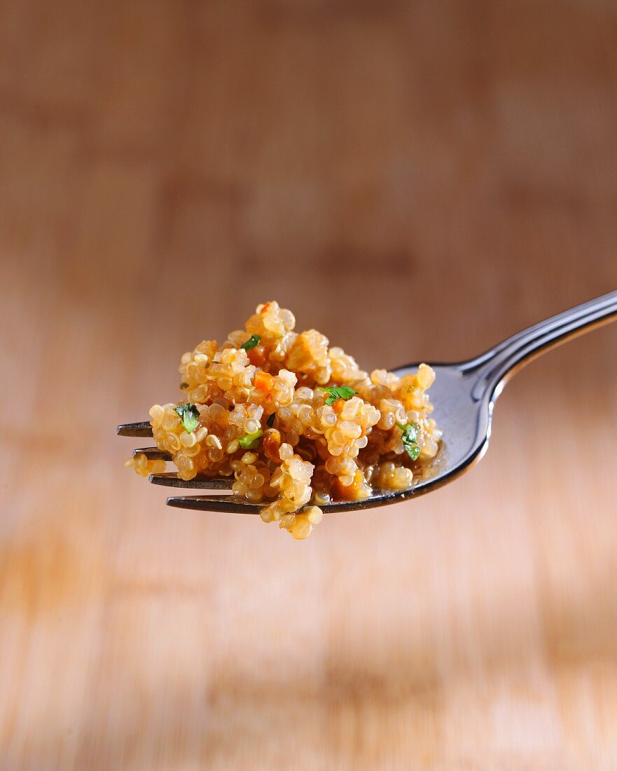 Gekochter Quinoa auf einer Gabel