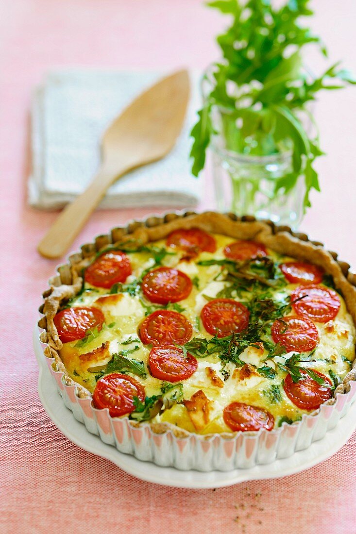 Cheese quiche with rocket and cherry tomatoes
