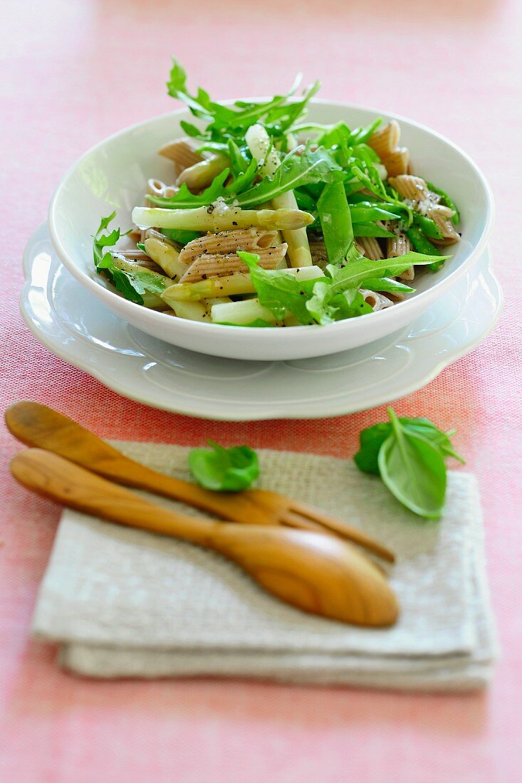Asparagus salad with penne and rocket