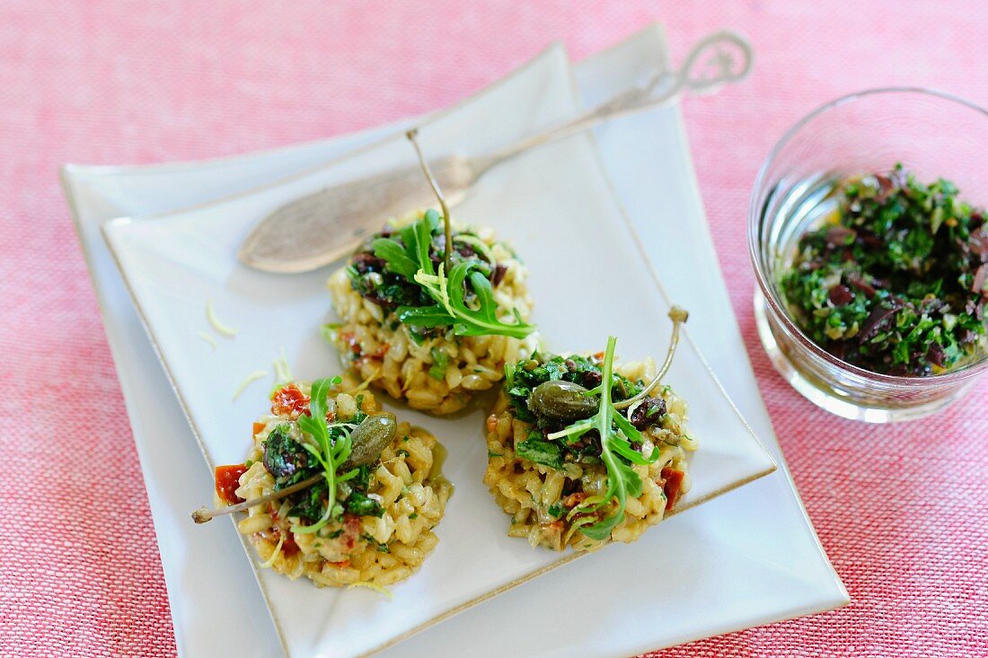 Rice patties with giant capers and rocket