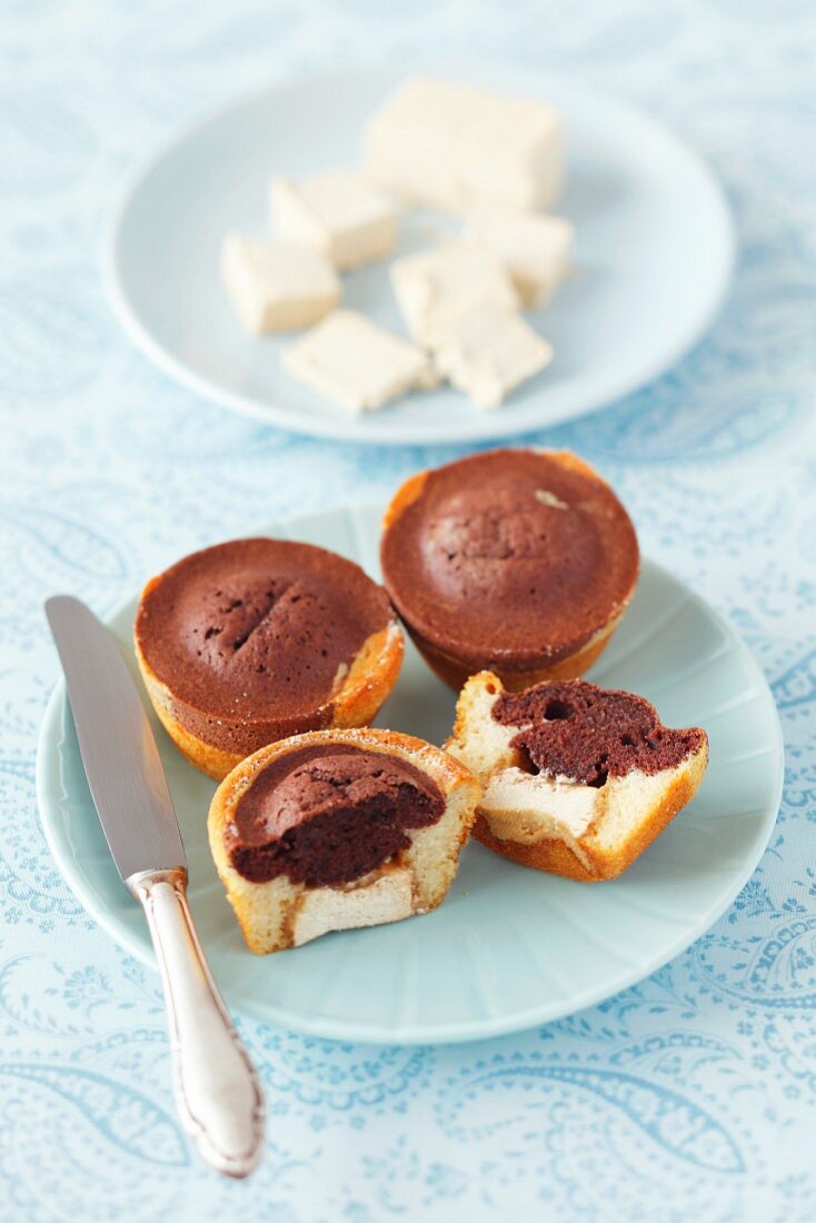 Chocolate and vanilla muffins with halva