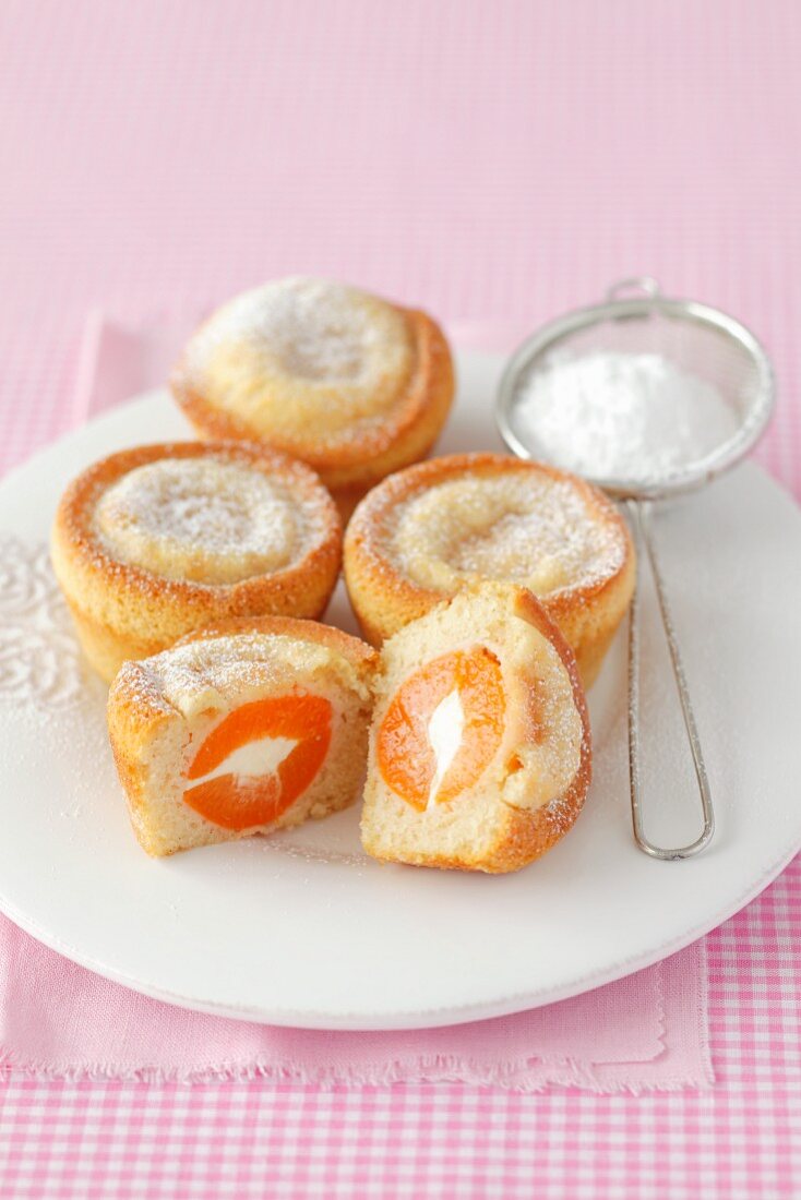 Vanilla muffins filled with apricots and mascarpone