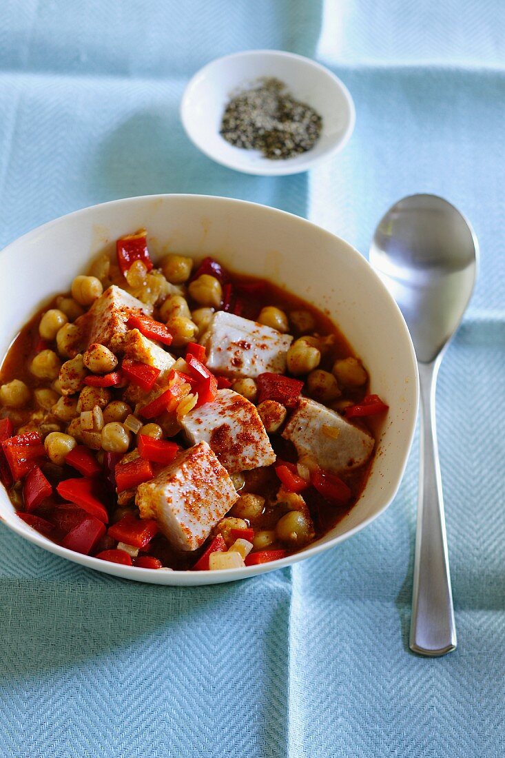 Chickpea stew with peppers and tuna