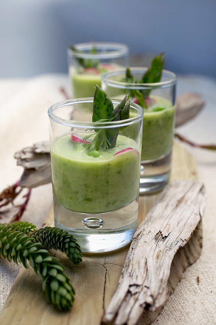 Mini smoothies with cucumber and green asparagus