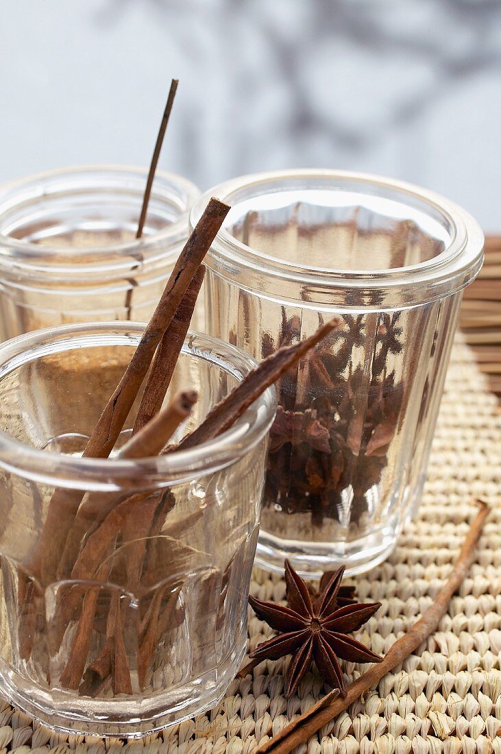 Cinnamon sticks and star anise in glasses