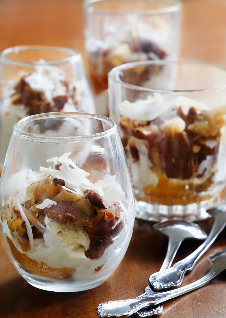 Eisdessert mit Vanille- & Schokoladeneis, Karamellsauce & Kokosraspeln