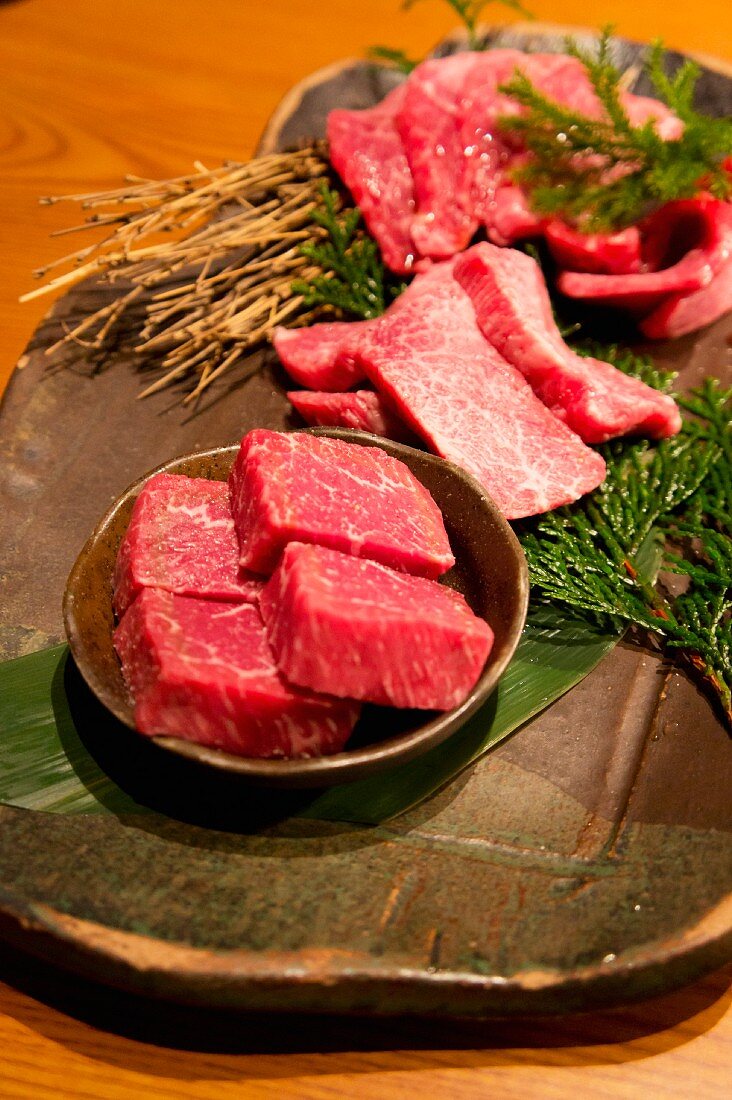 Rohes Rindfleisch vom Wagyu-Rind auf Steinteller & Steinplatte