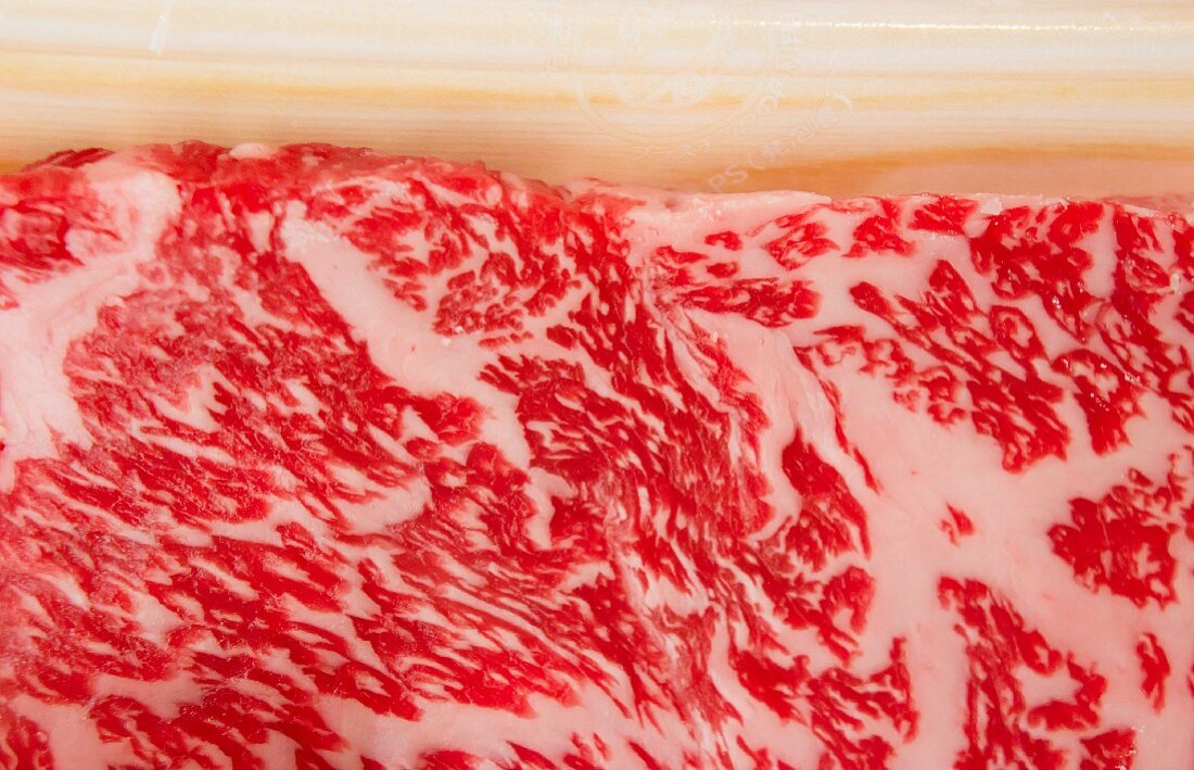 Hauchdünn geschnittenes Rindfleisch vom Wagyu-Rind (Nahaufnahme)