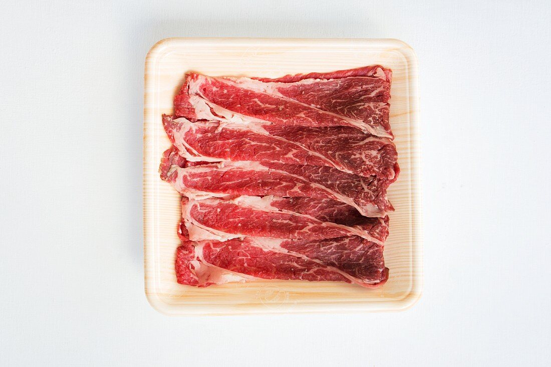 Hauchdünn geschnittenes Rindfleisch vom Wagyu-Rind auf Teller