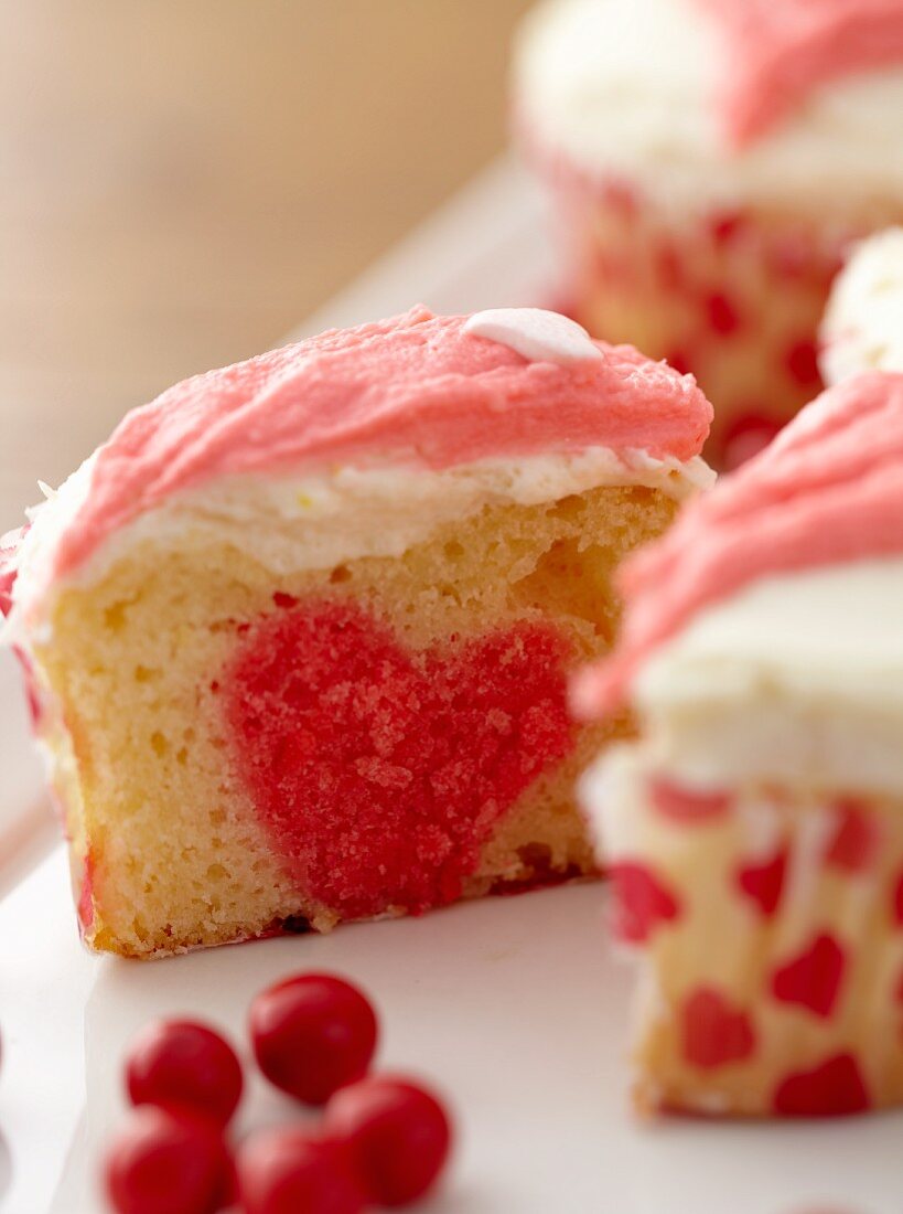 Vanille-Cupcakes mit herzförmiger Füllung & Cremehaube