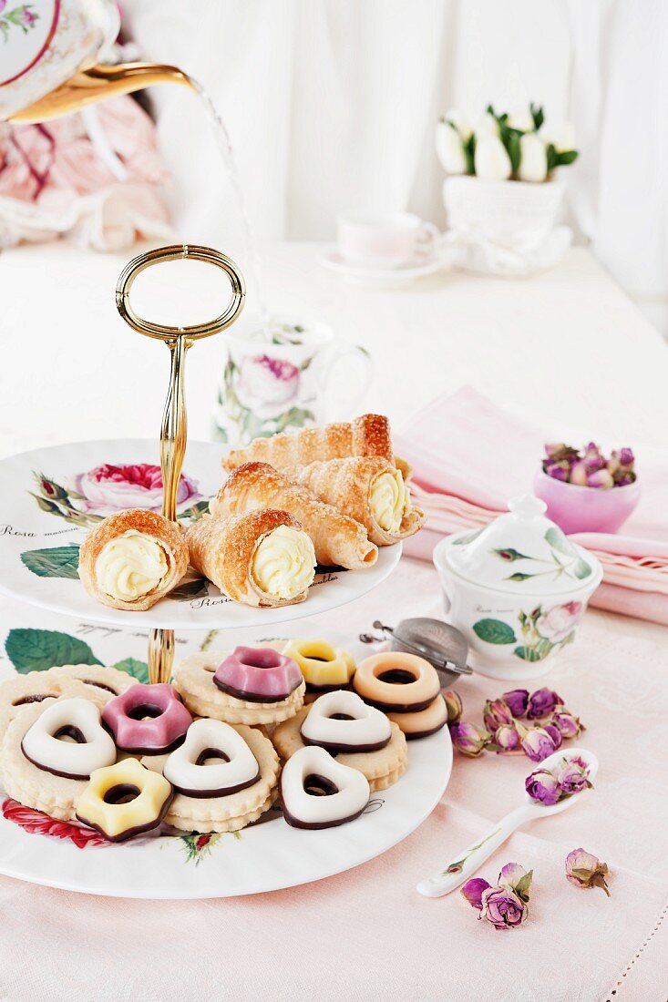 Blätterteiggebäck mit Sahnefüllung und Marzipangebäck auf einer Etagere