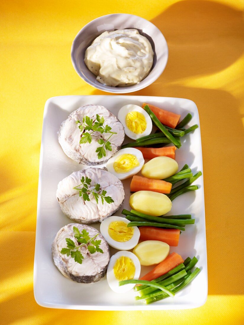 Seelachssteaks mit Ei, Gemüse und Aioli