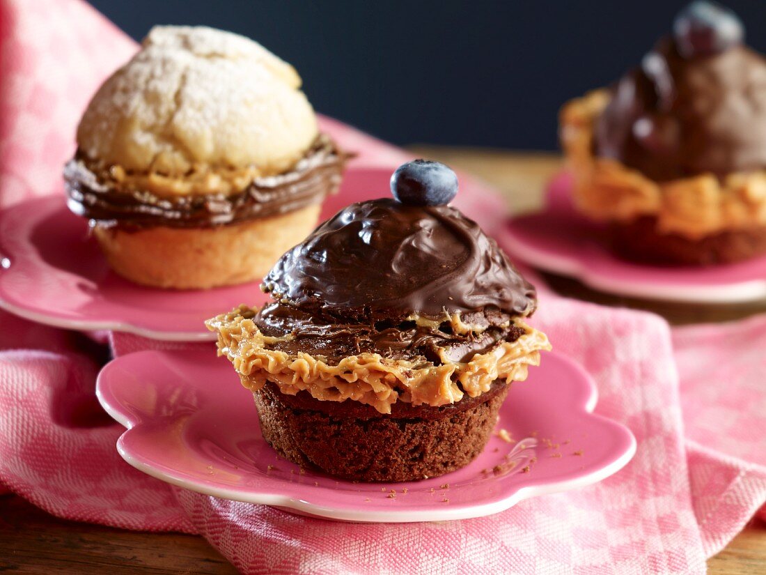 Cupcakes topped with praline and filled with peanut butter