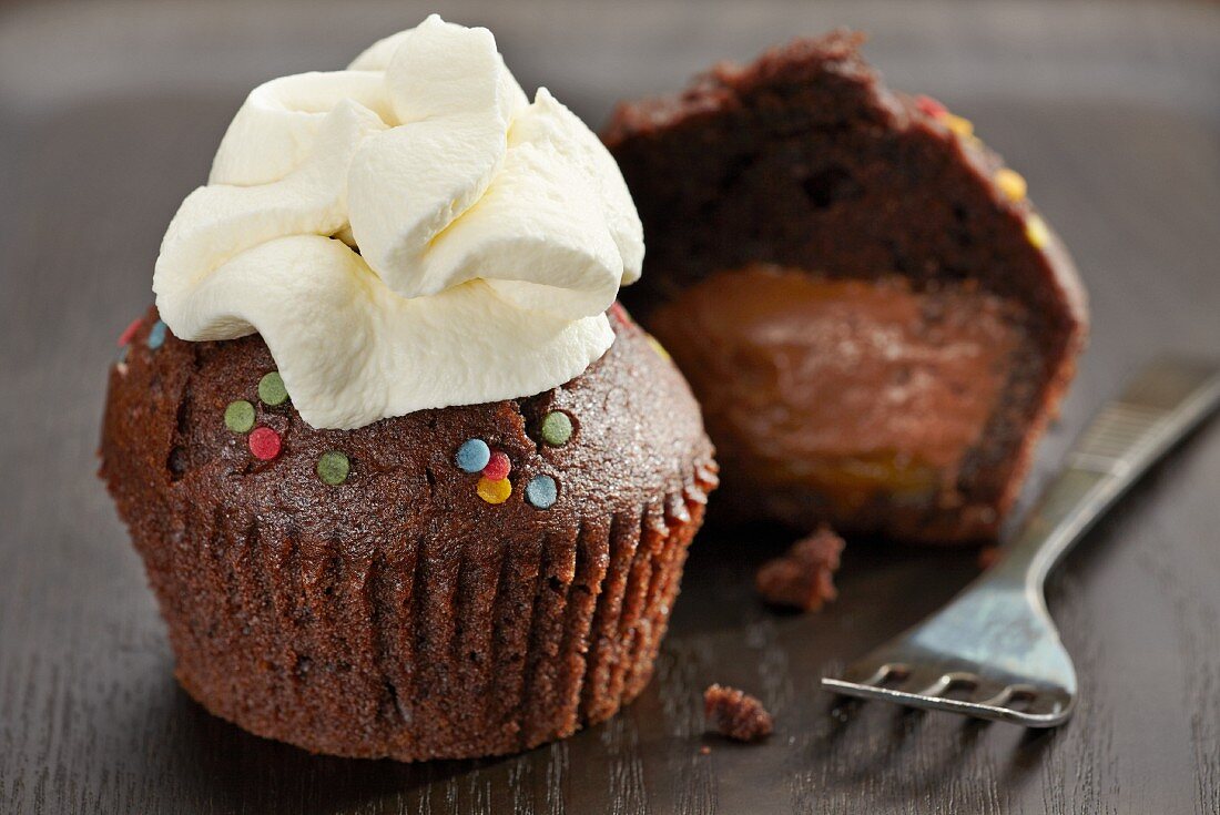 Gefüllter Schokoladen-Cupcake – Bilder kaufen – 11159265 StockFood