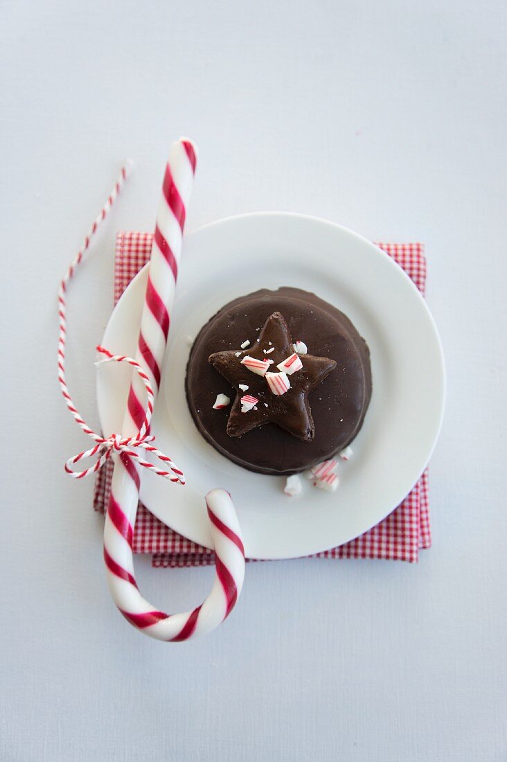 Schokoladentörtchen mit Zuckerstange zu Weihnachten