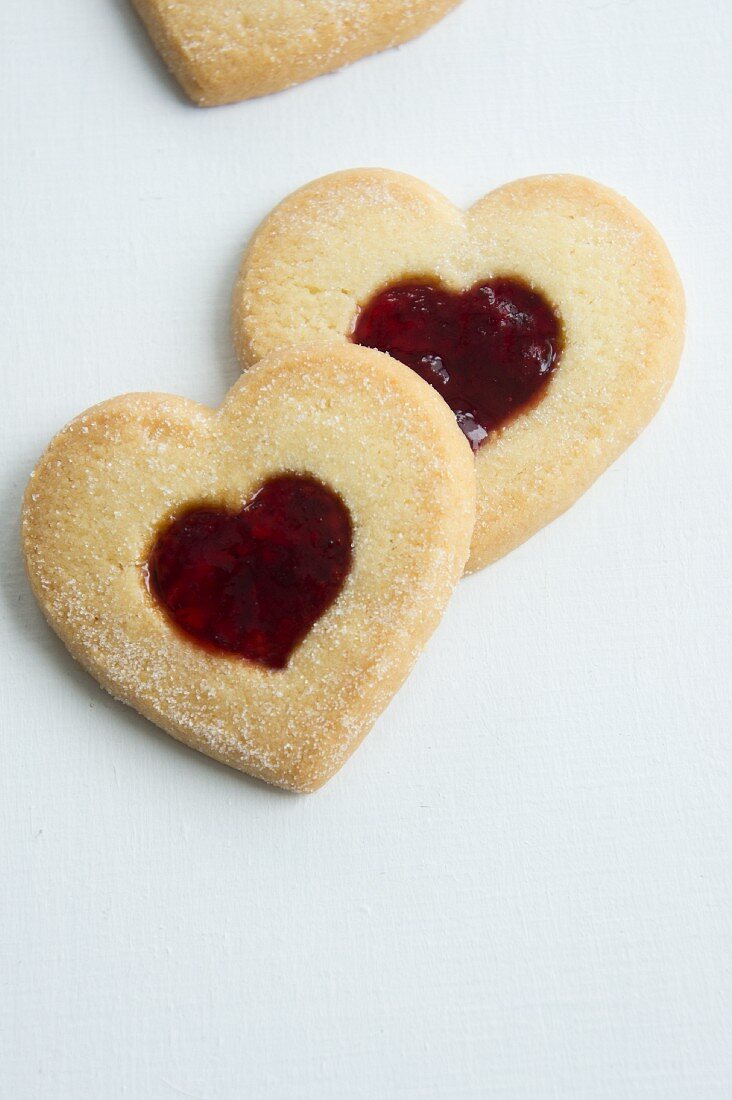 Herzplätzchen mit Preiselbeermarmelade