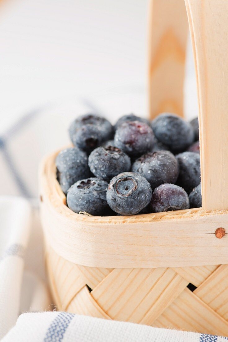 Blaubeeren in einem Holzkörbchen