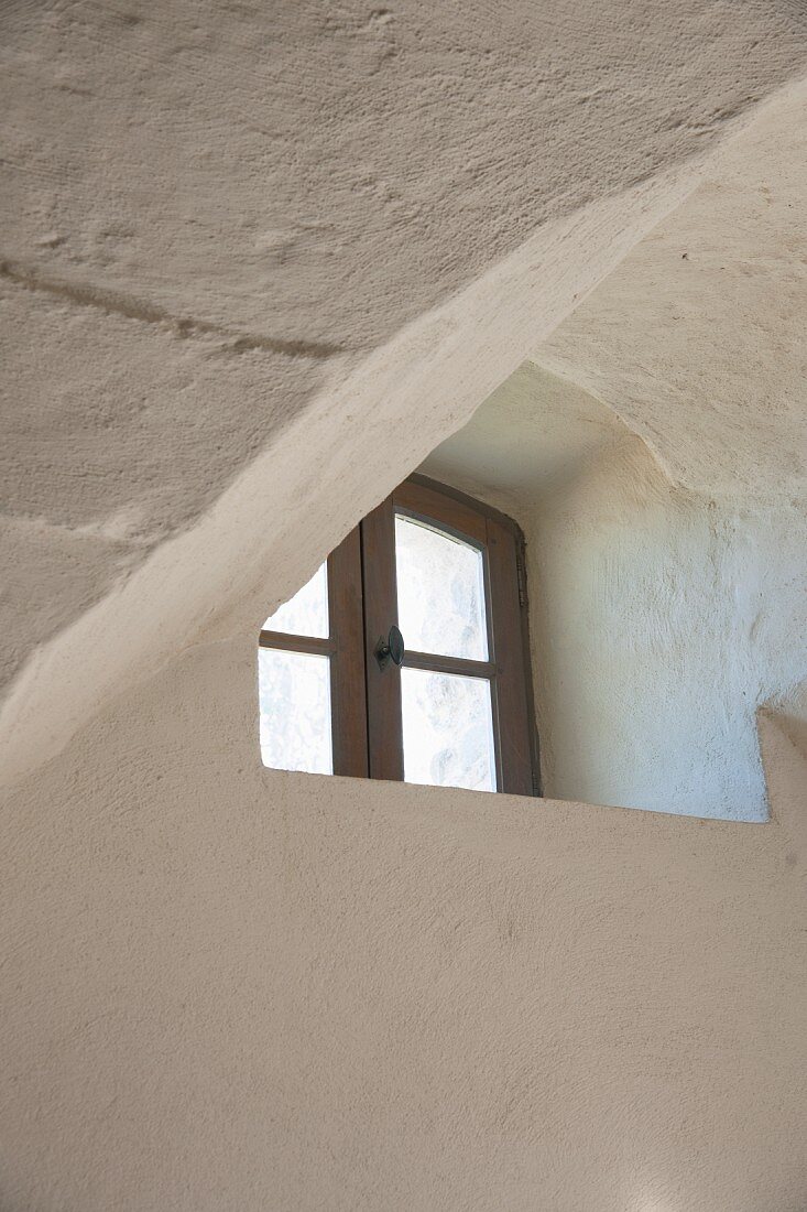 Small lattice window in wall