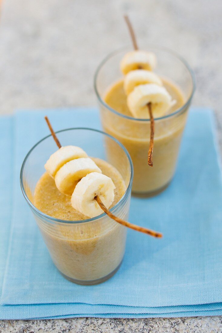 Banana and lettuce smoothies with oranges with plums