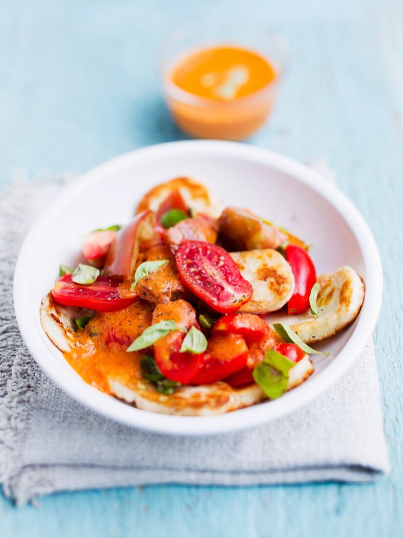 A salad of tomatoes, halloumi and basil