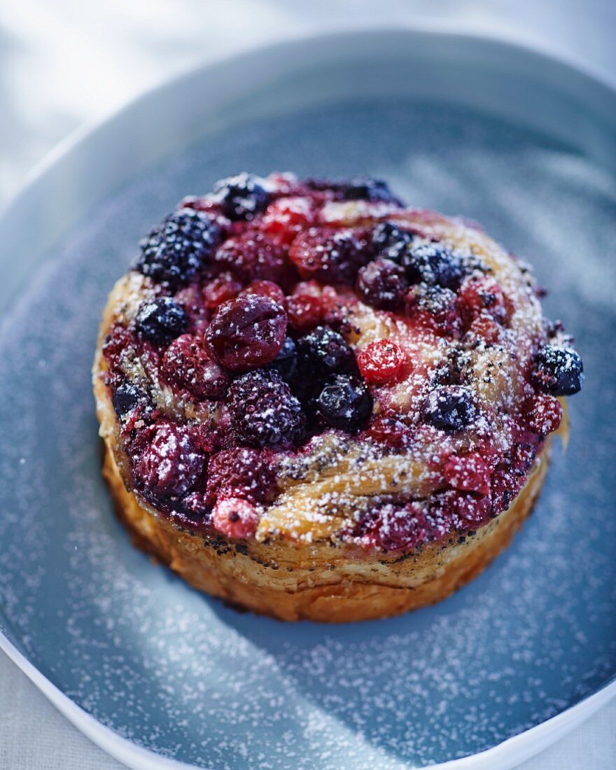 Brioche with berries and icing sugar