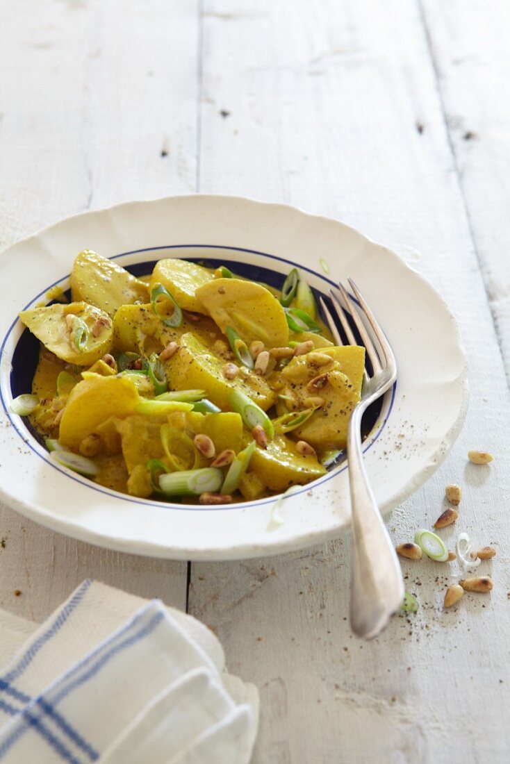 Kohlrabi curry with spring onions and pine nuts