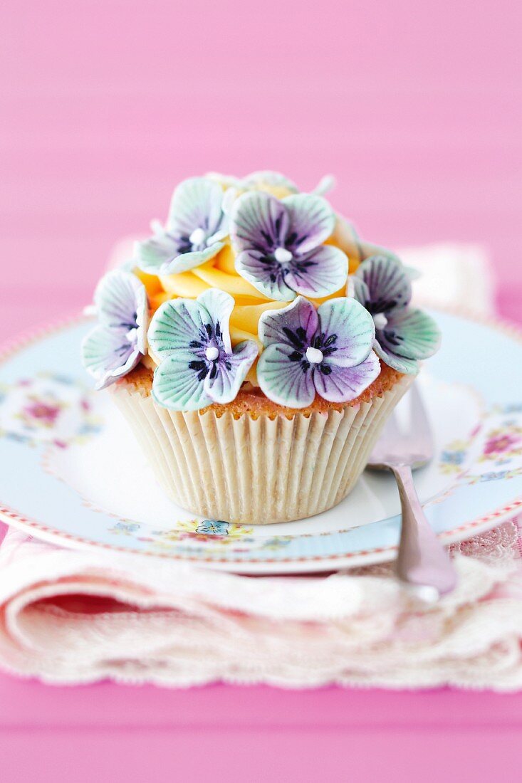 Cupcake mit blauen Dekoblüten