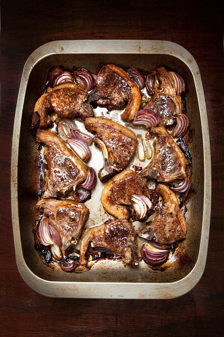 Lamb chops with onions straight from the oven
