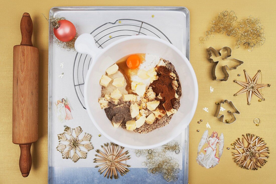 Zutaten für Weihnachtsplätzchen in einer Rührschüssel