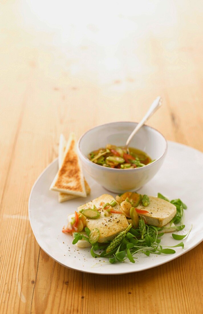 Fried tofu with asparagus, vinaigrette and tramezzini