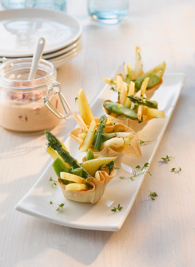 Teigschalen mit Spargel-Kartoffel-Salat und Chili-Tomaten-Dip