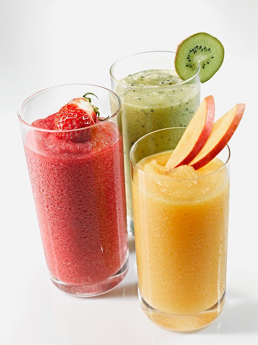 Drei verschiedene Fruchtsmoothies