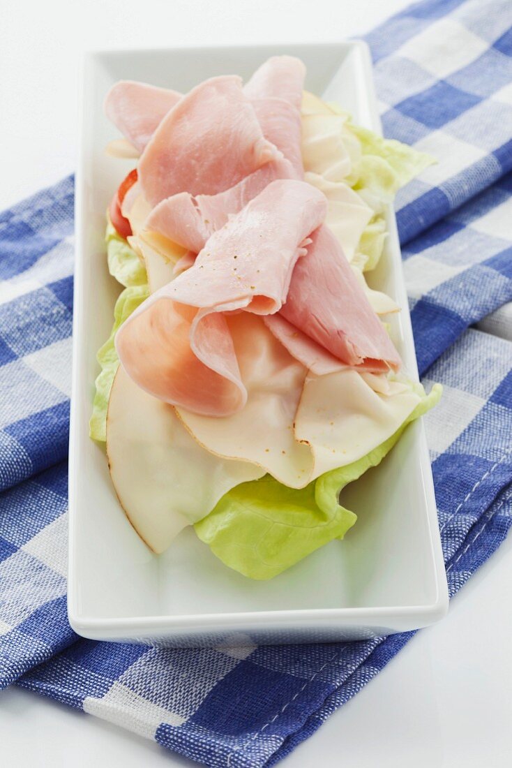 Baguette mit Schinken, Käse, Tomaten und Salat