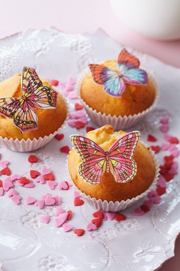 Muffins dekoriert mit Schmetterlingen aus Esspapier & Zuckerherzen
