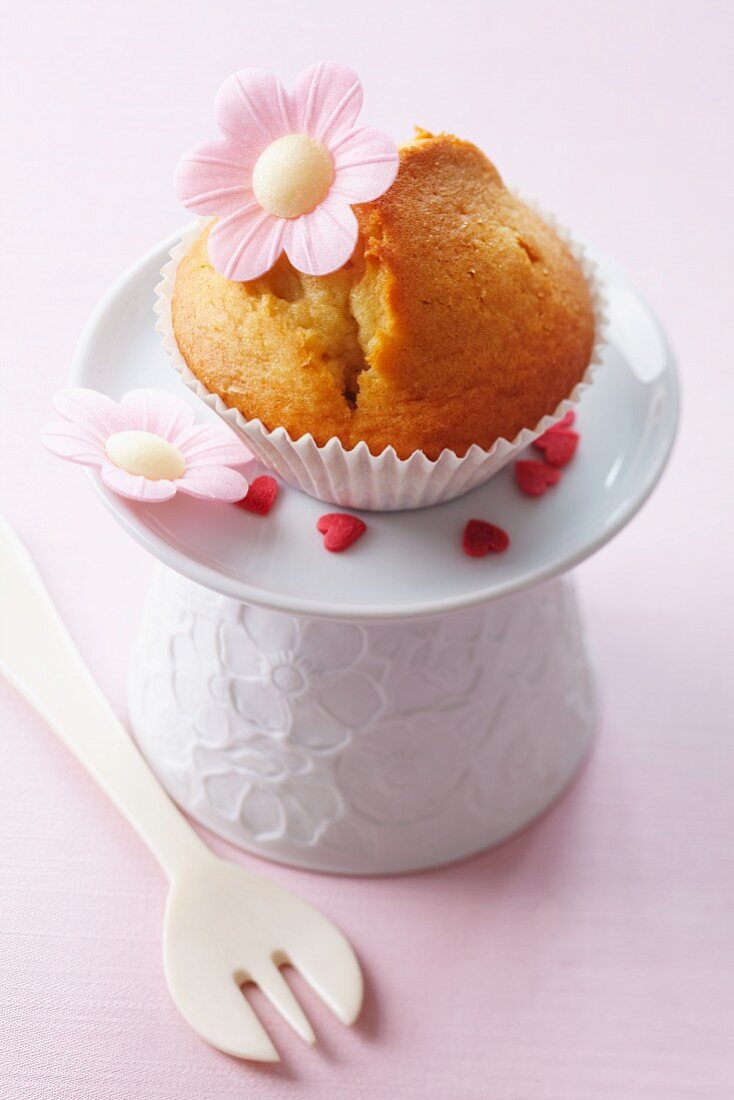 Muffin verziert mit Blüte aus Esspapier