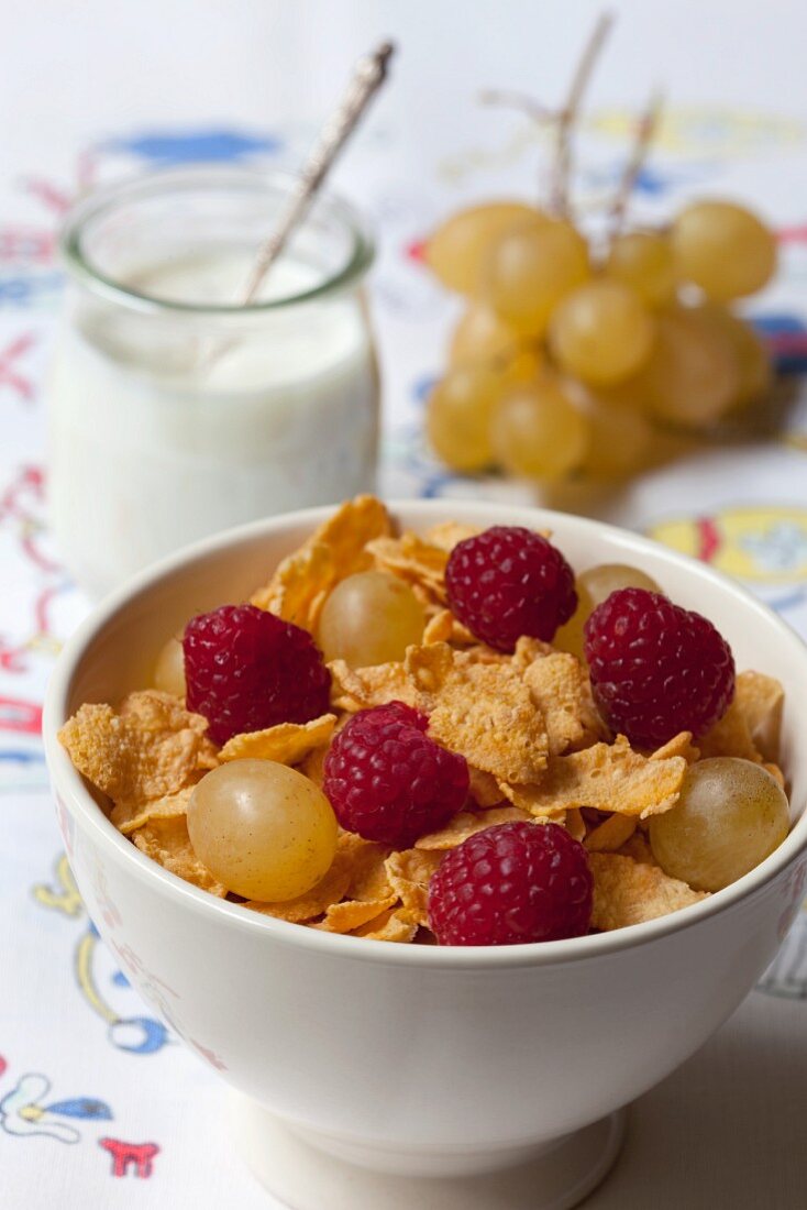 Cornflakes with grapes and raspberries