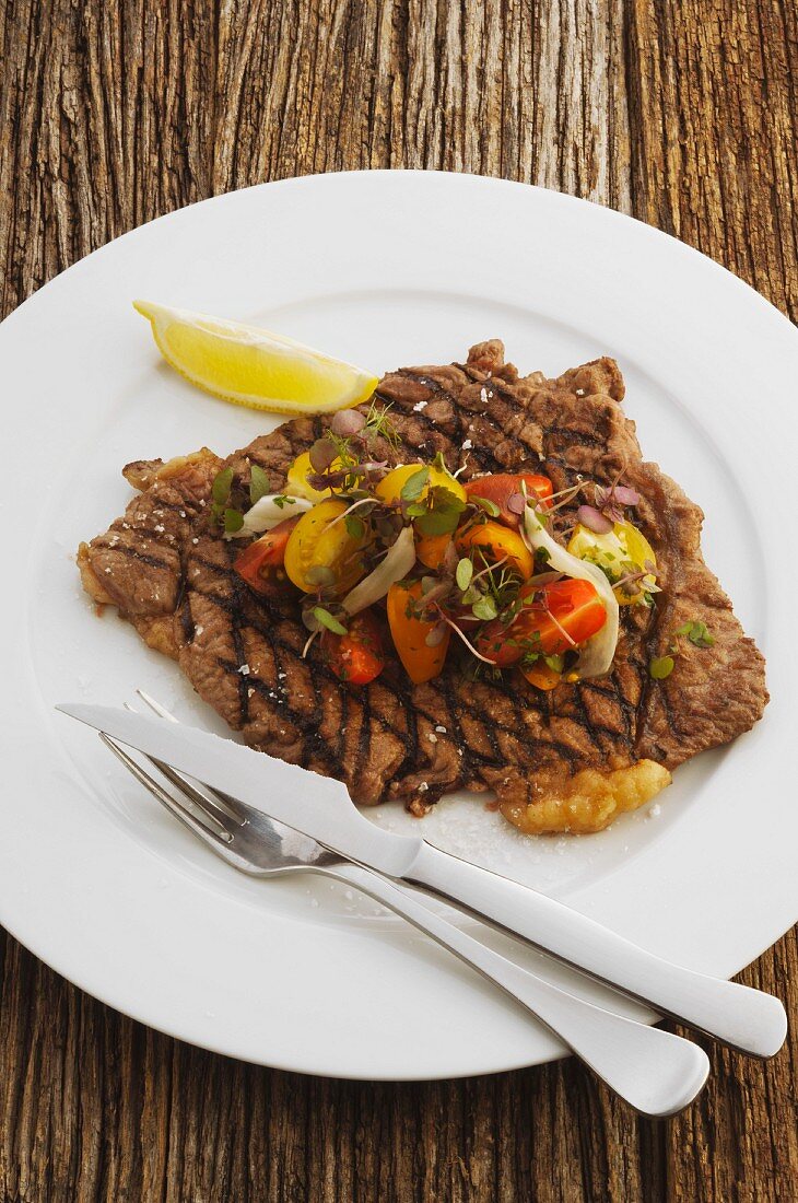 Gegrilltes Blade Steak mit Tomatensalat