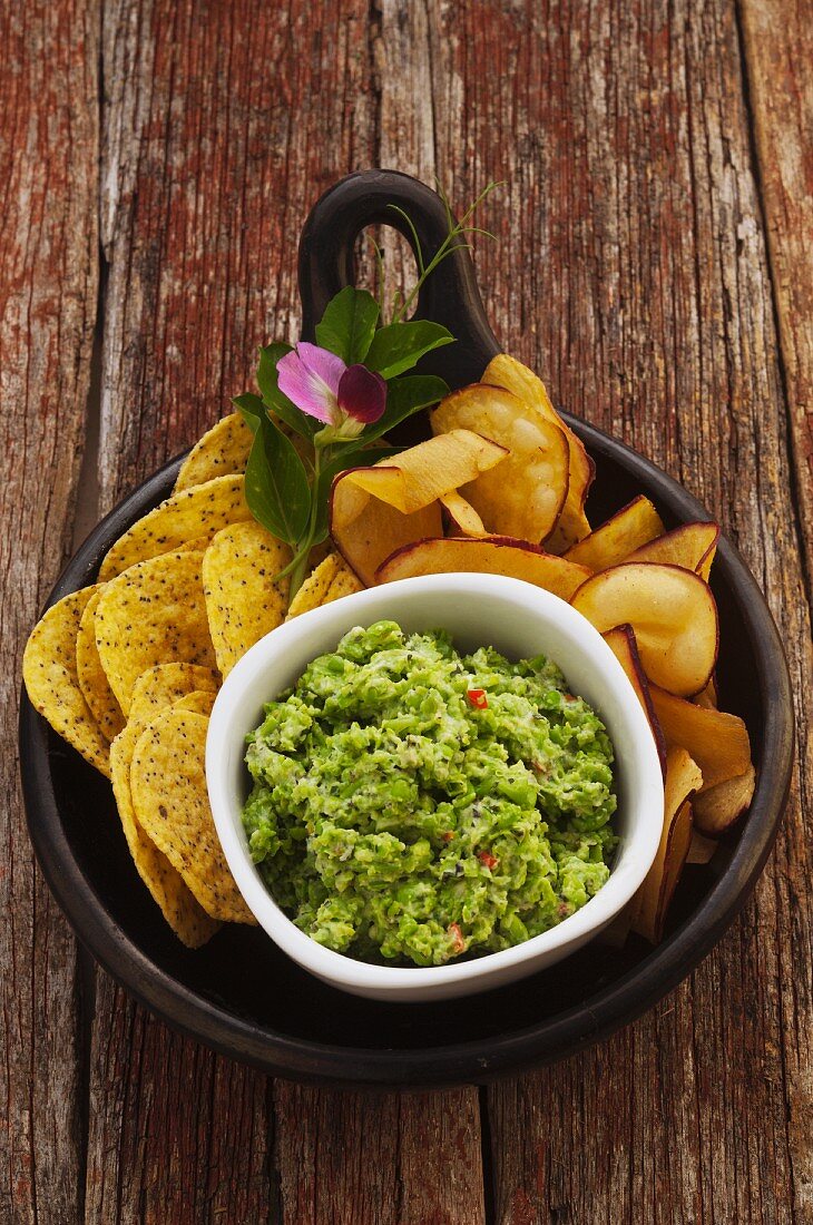 Pea dip with tortilla chips (Mexico)