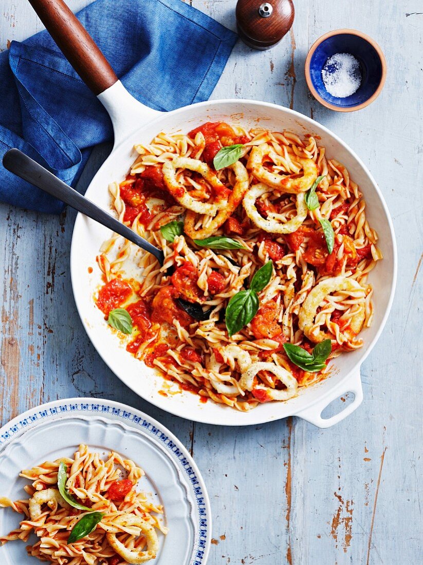 Nudeln mit Calamari und gebratenen Tomaten