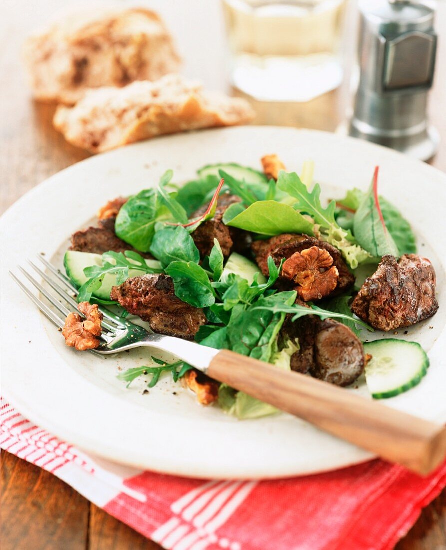 Leaf salad with chicken livers and walnuts