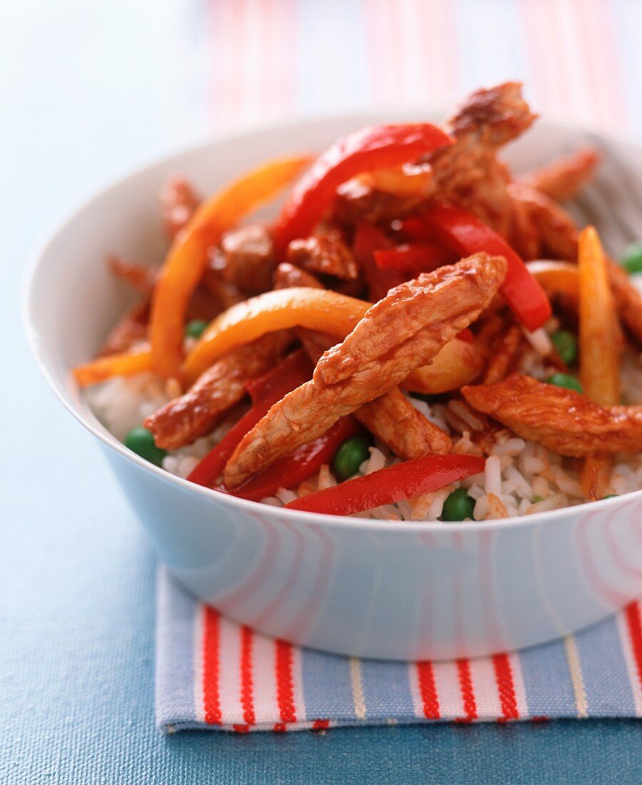 Hähnchengeschnetzeltes mit Paprika auf Reis