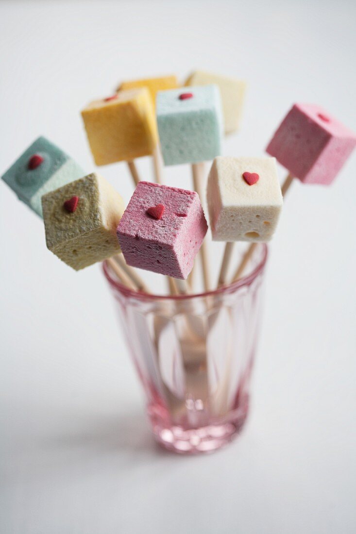 Marshmallow-Spieße mit Zuckerherzen