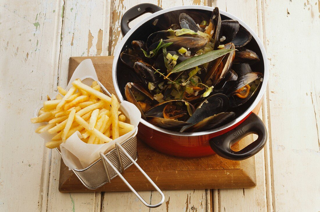 Mussels in beer sauce with skinny chips