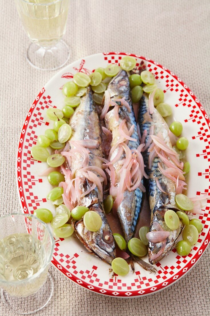 Mackerel with grapes and onions