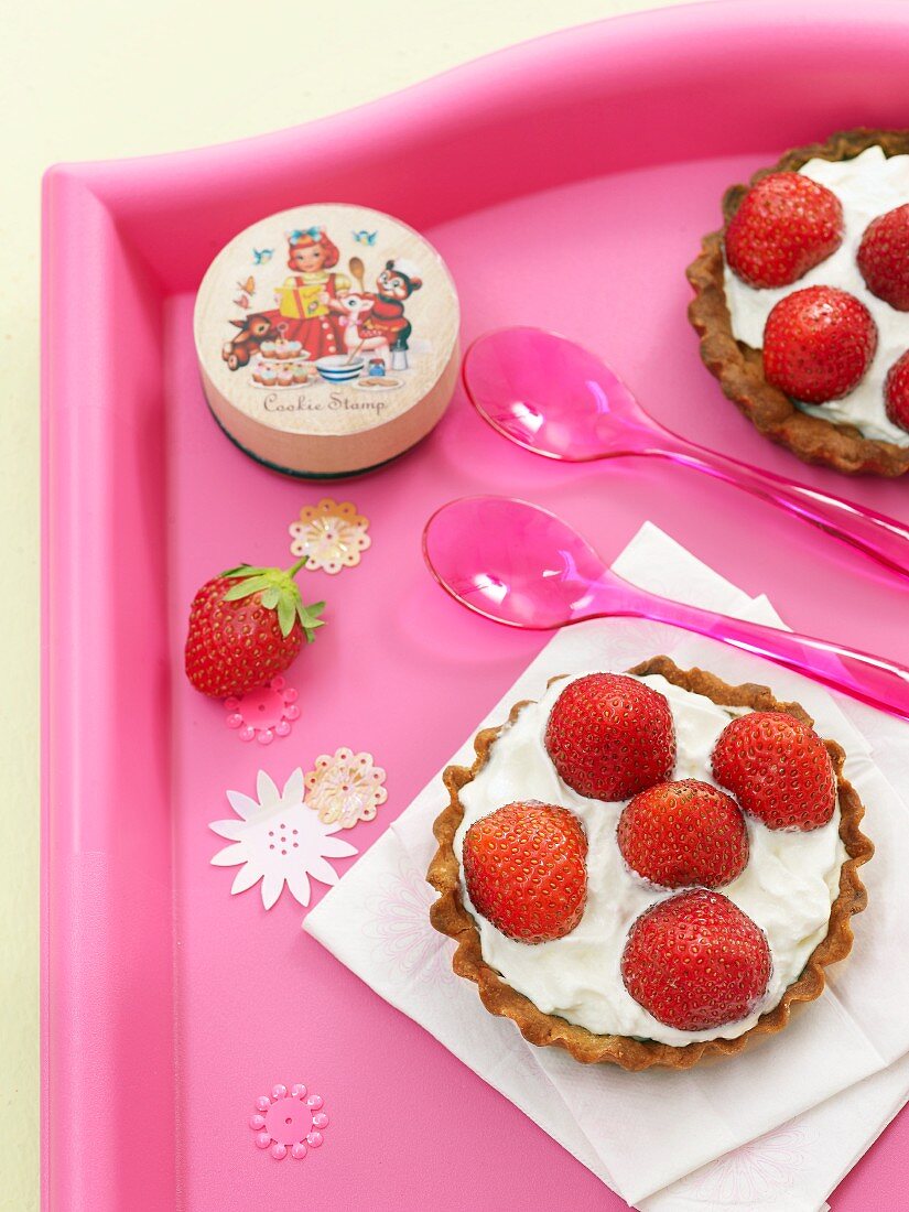 Individual strawberry tarts with cream