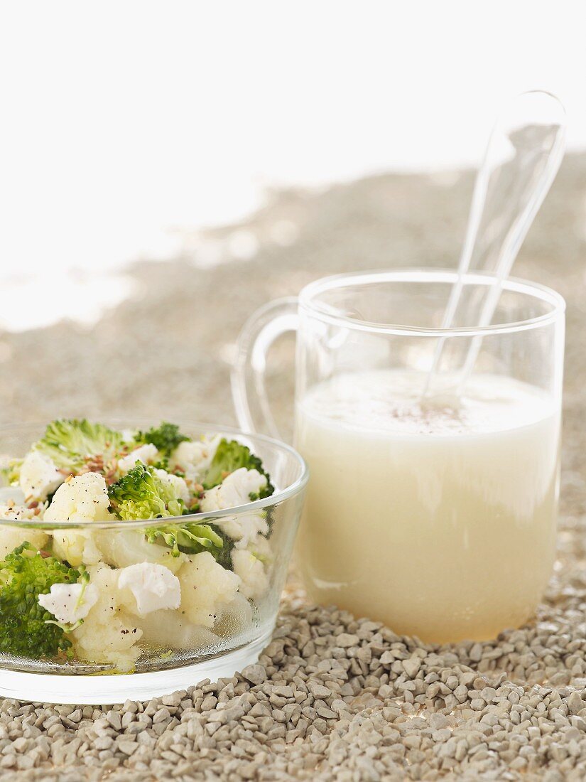 Blumenkohlsuppe und Brokkoli mit Blumenkohl und Sesam